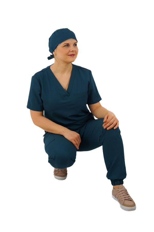 Berufsbekleidung für Medizin und Pflege, bestehend aus Stretch-Kasack, Hose und Haarabdeckung.