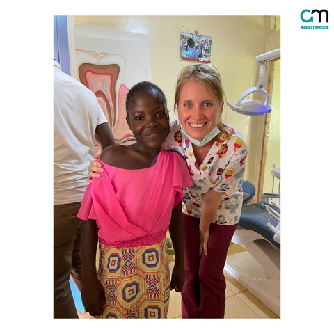 Zahnärztliche Unterstützung für Kenias Kinder: Dr. Christina Fuchs' Hilfseinsatz mit unseren bunten Kasacks.