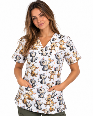 Weißer Damen-Kasack „Flauschige Freunde“ mit Katzen- und Hundemotiven, V-Ausschnitt und drei Taschen, am Model von vorn.