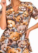 Detailaufnahme des Kasacks „Honigbären“ mit V-Ausschnitt, Brusttasche, Nähten und großem Teddybärenmuster auf Baumwollstoff.