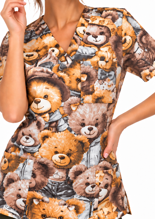 Detailaufnahme des Kasacks „Honigbären“ mit V-Ausschnitt, Brusttasche, Nähten und großem Teddybärenmuster auf Baumwollstoff.