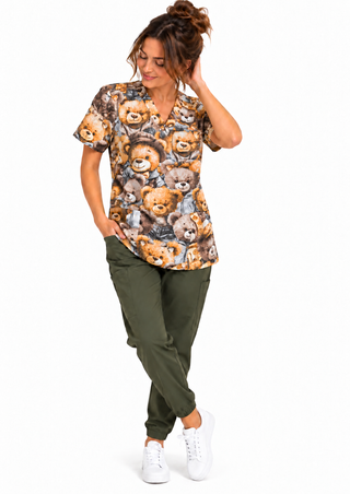 Kasack „Honigbären“ aus 100 % Baumwolle mit Teddybärenmotiv – Ganzkörperansicht mit olivgrüner Hose und weißen Schuhen.