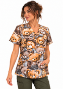Damen-Kasack „Honigbären“ mit großem Teddybärenmuster in Honiggelb und Braun, V-Ausschnitt und drei Taschen – Vorderansicht am Model.