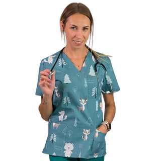 Damen Weihnachts-Kasack in Grün mit Waldtier-Motiv, 100% Baumwolle, tailliert und atmungsaktiv, getragen von einer Frau mit Stethoskop.