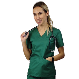 Damen-Schlupfkasack in der Farbe Dunkelgrün, getragen von einer rothaarigen Frau, kombiniert mit passender Hose, freigestellt vor weißem Hintergrund.