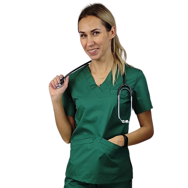 Damen-Schlupfkasack in der Farbe Dunkelgrün, getragen von einer rothaarigen Frau, kombiniert mit passender Hose, freigestellt vor weißem Hintergrund.