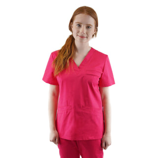 Damen-Schlupfkasack in der Farbe Himbeere, getragen von einer rothaarigen Frau, kombiniert mit passender Hose, freigestellt vor weißem Hintergrund.