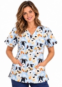 Hellblauer Damen-Kasack „Hunde & Wolken“ mit Hundemotiven, V-Ausschnitt und drei Taschen – Vorderansicht
