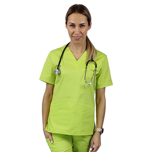 Damen-Schlupfkasack in der Farbe Limettengrün, getragen von einer rothaarigen Frau, kombiniert mit passender Hose, freigestellt vor weißem Hintergrund.