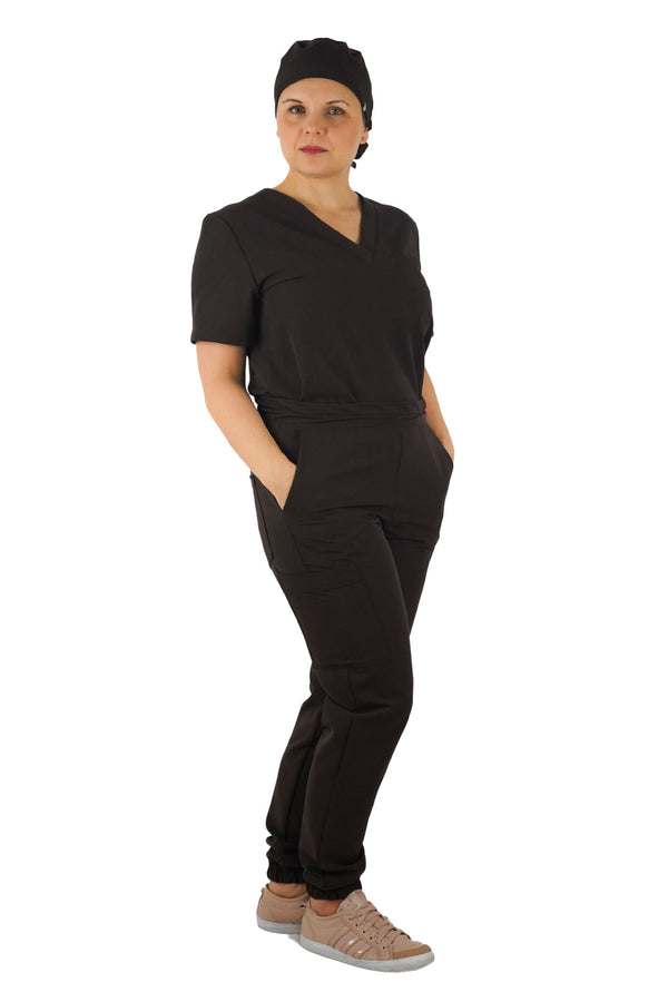 Damen Pro-Stretch Kasack Hose in Braun – bequeme, flexible und stilvolle Arbeitskleidung für den medizinischen Bereich, ganze Person stehend.