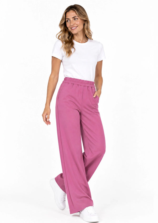 Damen Pflegehose Beauty Wide in Pastellrosa – weiter Schnitt in Bewegung