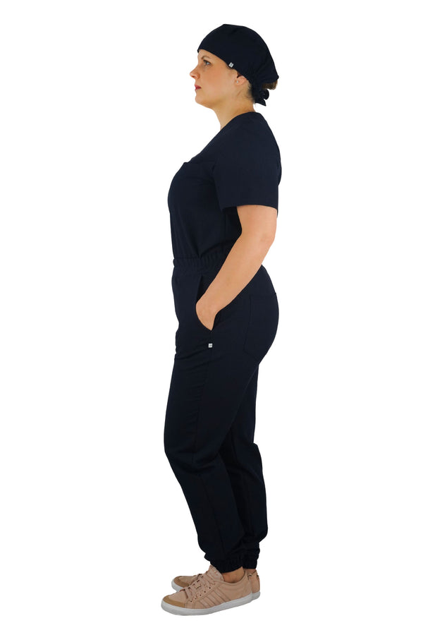 Active Stretch Kasack, Hose und Haube für Damen in Marineblau – seitliches Profil – elastische, bequeme und stilvolle Berufsbekleidung für den Arbeitsalltag.