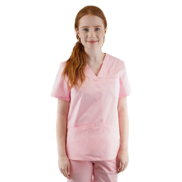 Damen-Schlupfkasack in der Farbe Rosa, getragen von einer rothaarigen Frau, kombiniert mit passender Hose, freigestellt vor weißem Hintergrund.