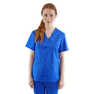 Damen-Schlupfkasack in der Farbe Royalblau, getragen von einer rothaarigen Frau, kombiniert mit passender Hose, freigestellt vor weißem Hintergrund.