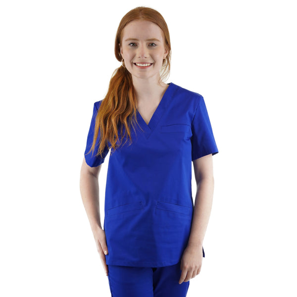 Damen-Schlupfkasack in der Farbe Saphirblau, getragen von einer rothaarigen Frau, kombiniert mit passender Hose, freigestellt vor weißem Hintergrund.