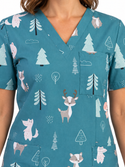 Detail des Weihnachtskasacks „Grüner Wald“ mit V-Ausschnitt, Brusttasche und Waldtiermotiv auf petrolfarbenem Stoff.