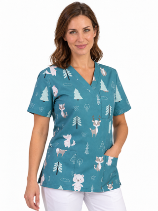 Damen-Kasack „Grüner Wald“ mit Waldtiermotiv, leicht seitlich am Model mit einer Hand in der Fronttasche.