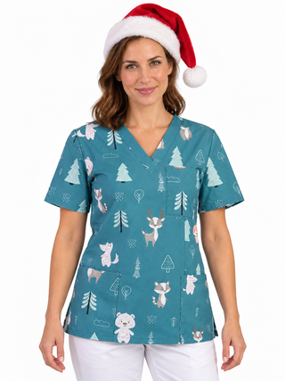 Model mit roter Weihnachtsmütze trägt den petrolfarbenen Damen-Weihnachtskasack „Grüner Wald“ mit Waldtiermotiv.