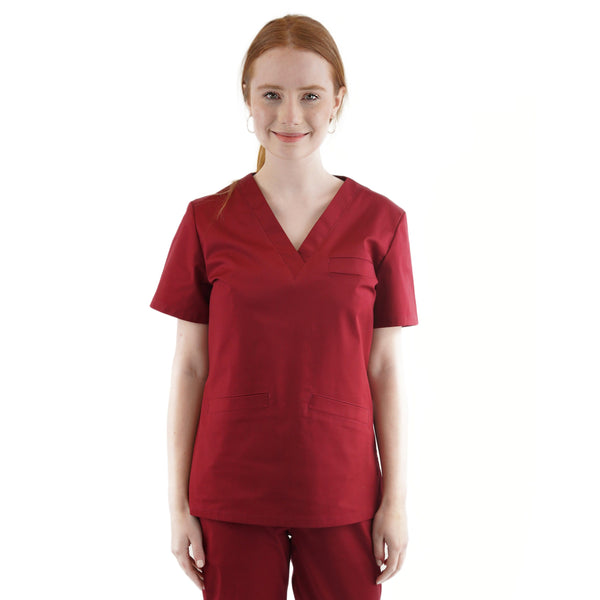 Damen-Schlupfkasack in der Farbe Weinrot, getragen von einer rothaarigen Frau, kombiniert mit passender Hose, freigestellt vor weißem Hintergrund.