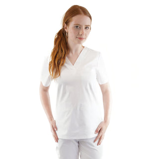 Damen-Schlupfkasack in der Farbe Weiß, getragen von einer rothaarigen Frau, kombiniert mit passender Hose, freigestellt vor weißem Hintergrund.