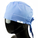 Medizinische Kopfbedeckung aus Stoff mit Schwitzschutzeinsatz vorne, Gummizugeinsätzen seitlich und praktischer Bindung hinten - sicher und bequem bei der Arbeit.